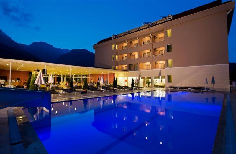 בלדיבי Castle Park Hotel מראה חיצוני תמונה