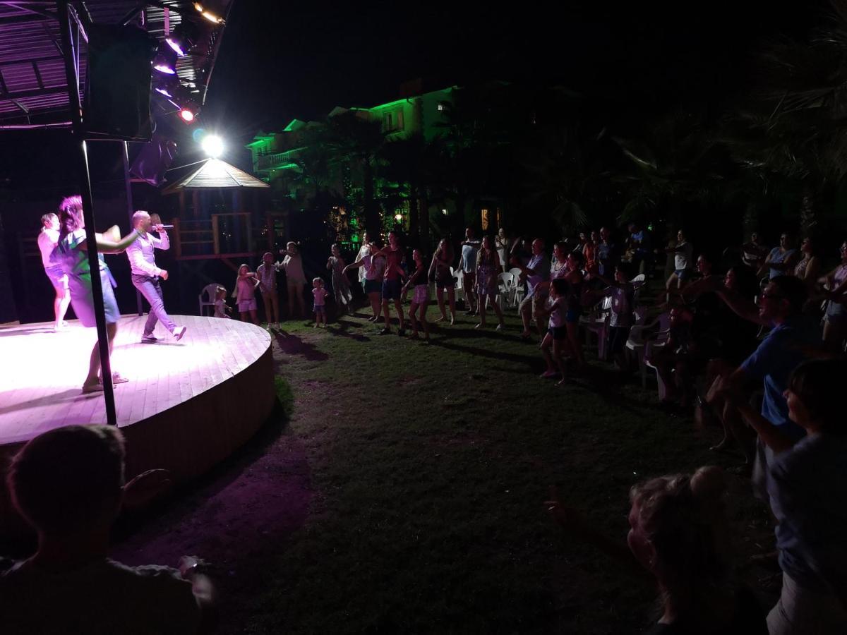 בלדיבי Castle Park Hotel מראה חיצוני תמונה