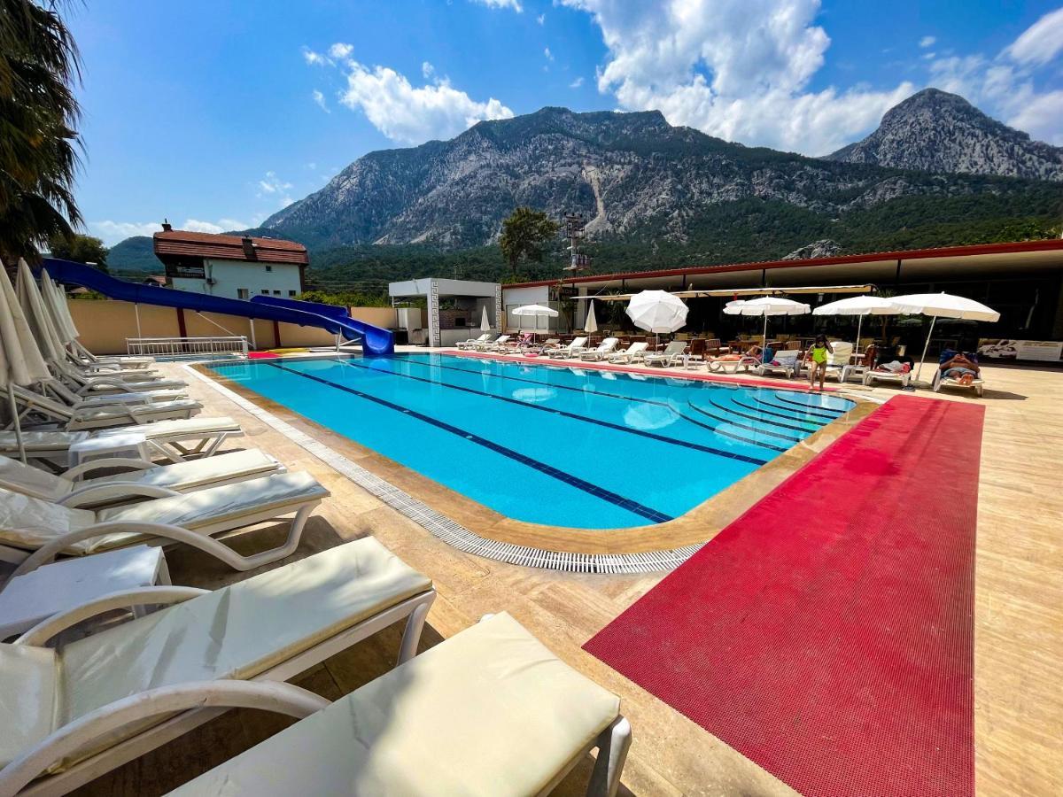 בלדיבי Castle Park Hotel מראה חיצוני תמונה