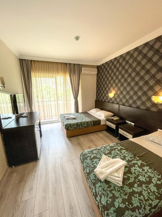 בלדיבי Castle Park Hotel מראה חיצוני תמונה