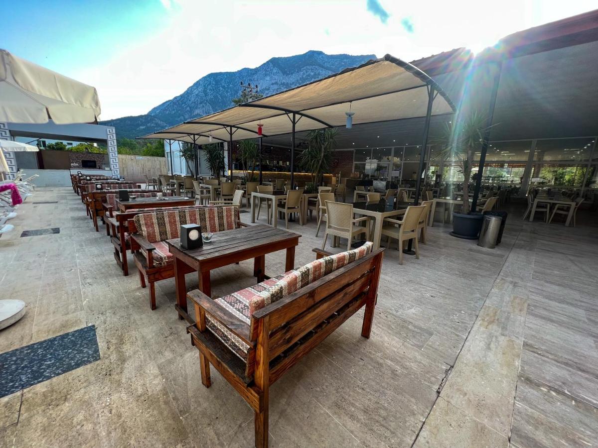 בלדיבי Castle Park Hotel מראה חיצוני תמונה