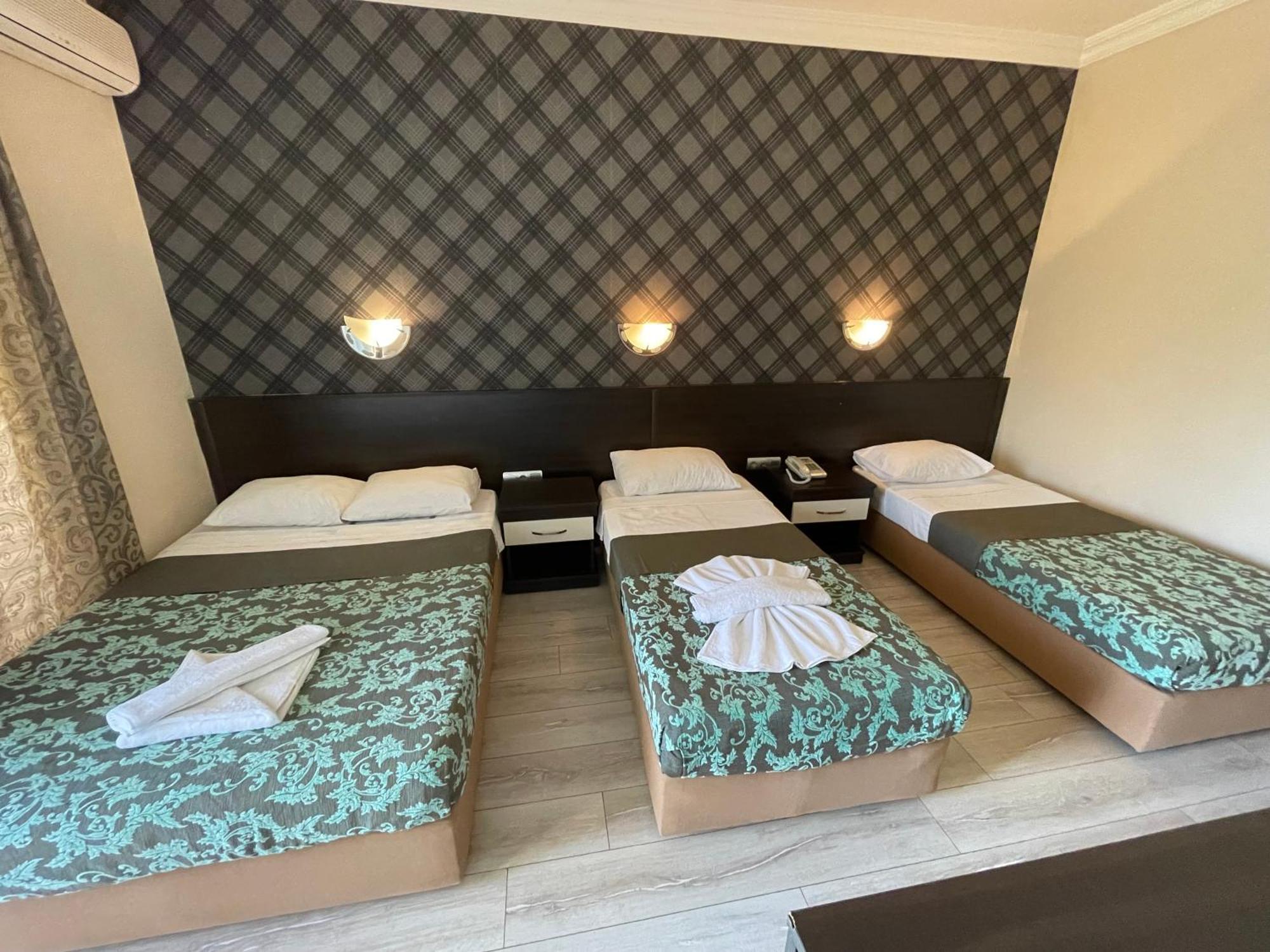 בלדיבי Castle Park Hotel מראה חיצוני תמונה