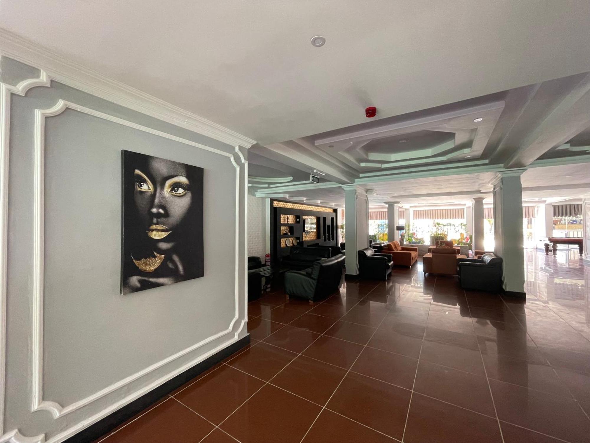 בלדיבי Castle Park Hotel מראה חיצוני תמונה