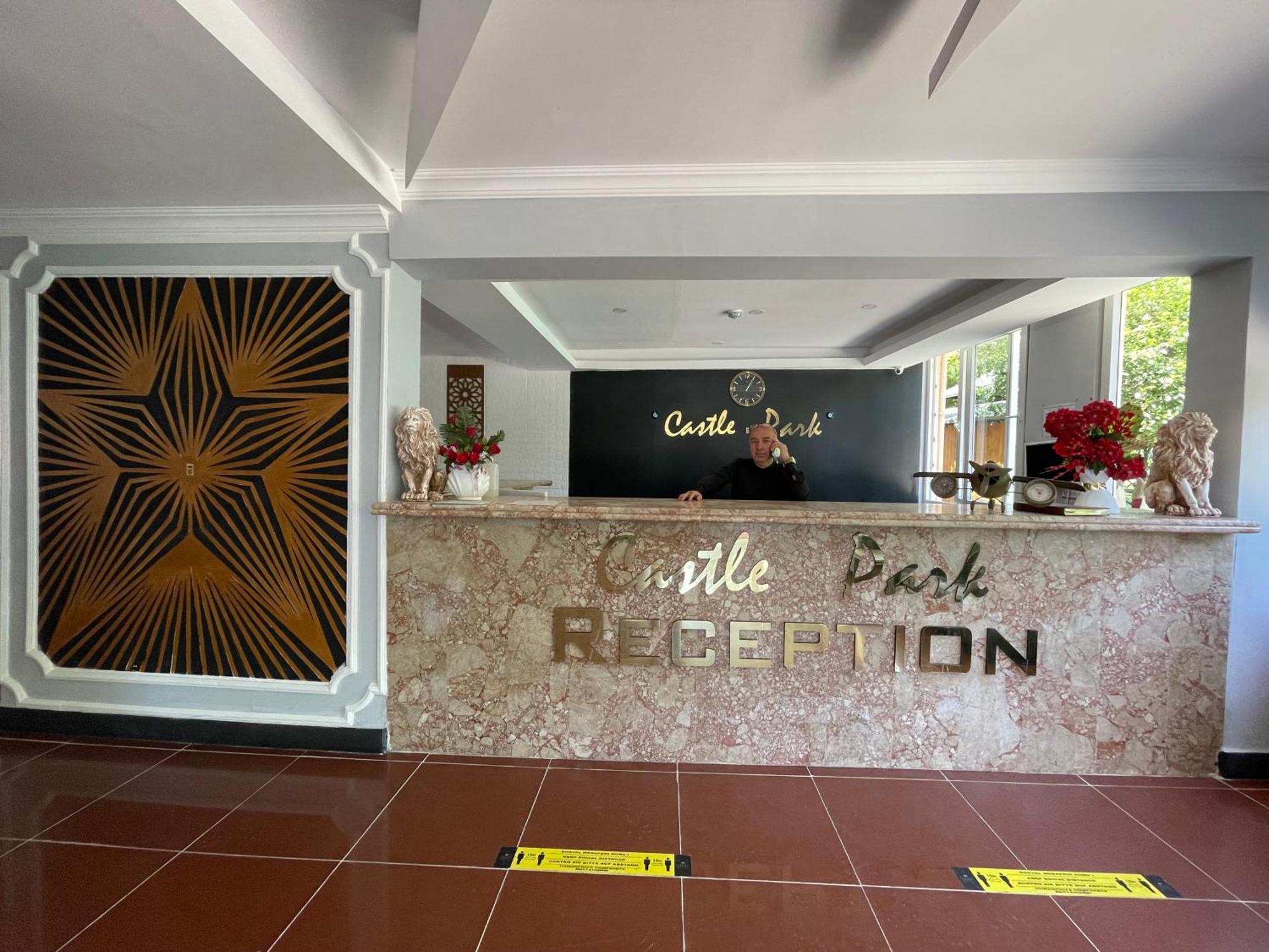 בלדיבי Castle Park Hotel מראה חיצוני תמונה