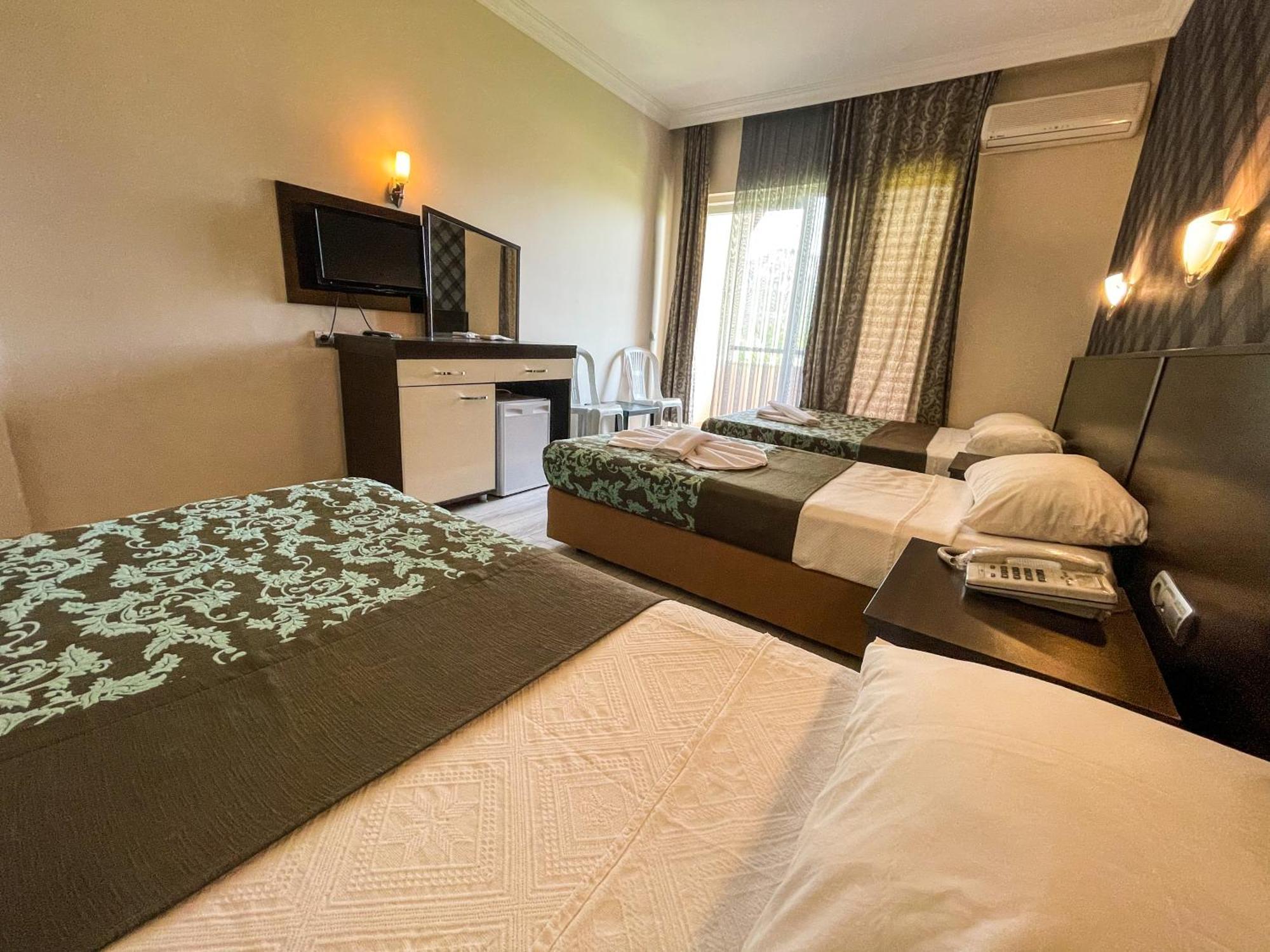 בלדיבי Castle Park Hotel מראה חיצוני תמונה