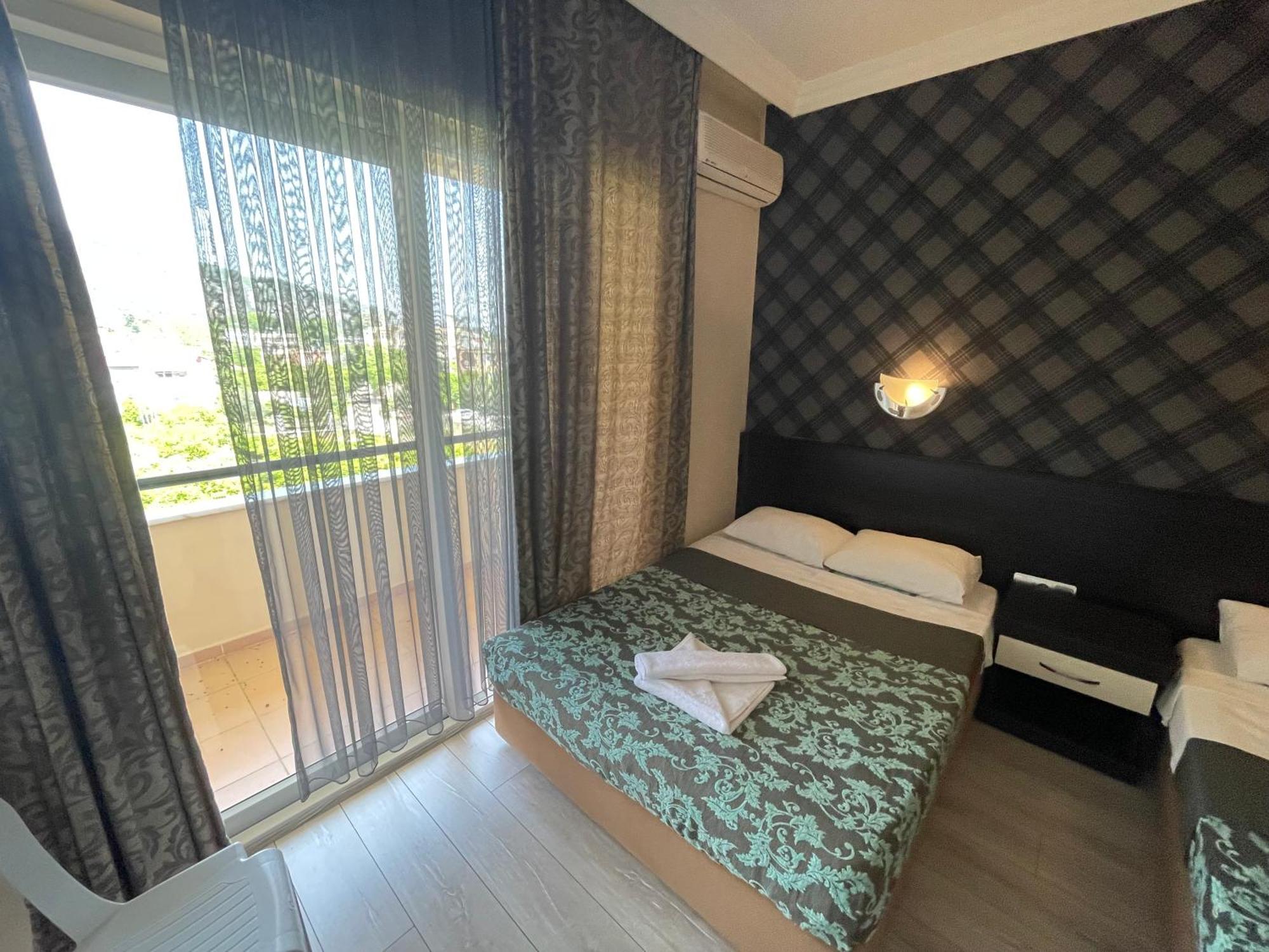 בלדיבי Castle Park Hotel מראה חיצוני תמונה