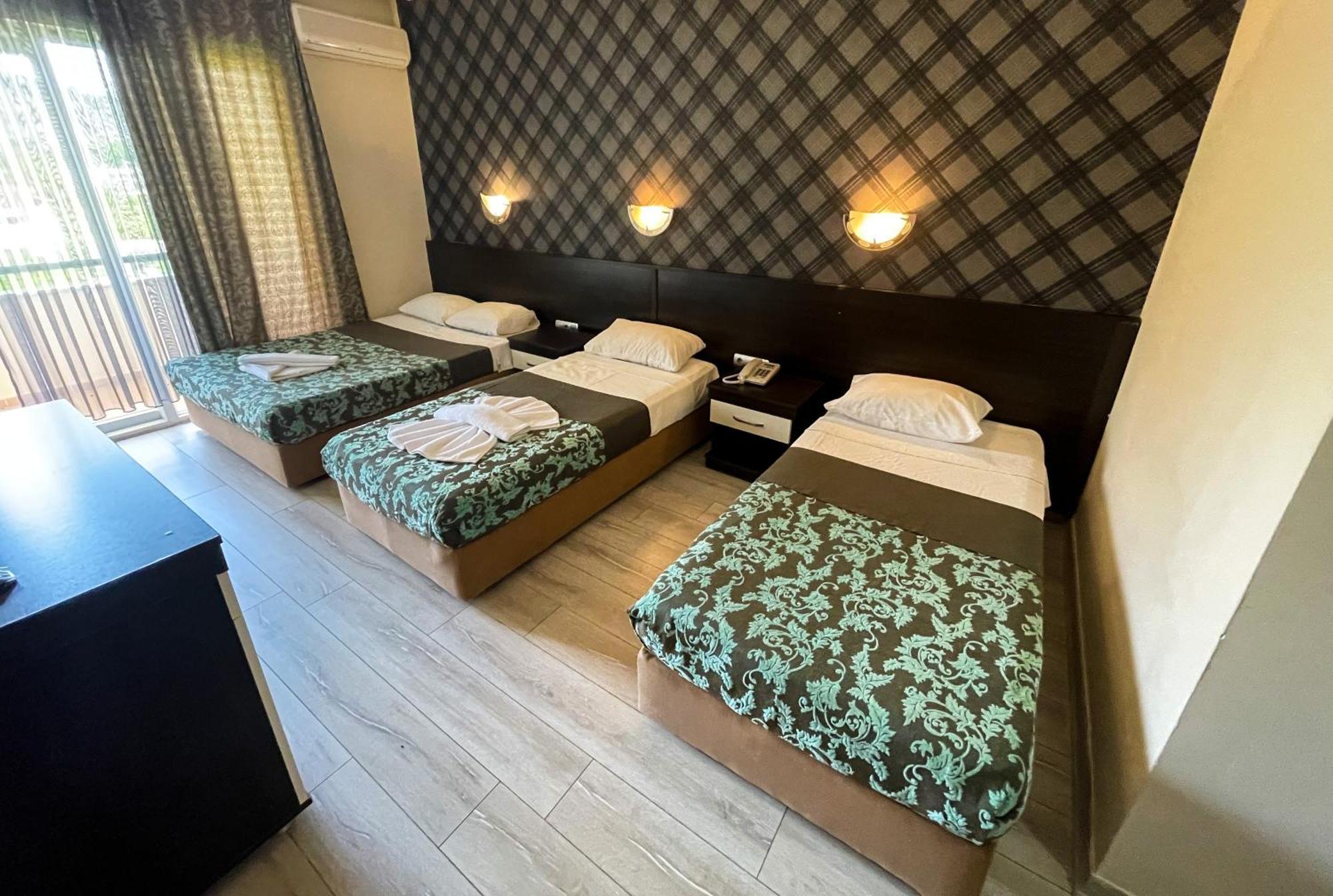 בלדיבי Castle Park Hotel מראה חיצוני תמונה